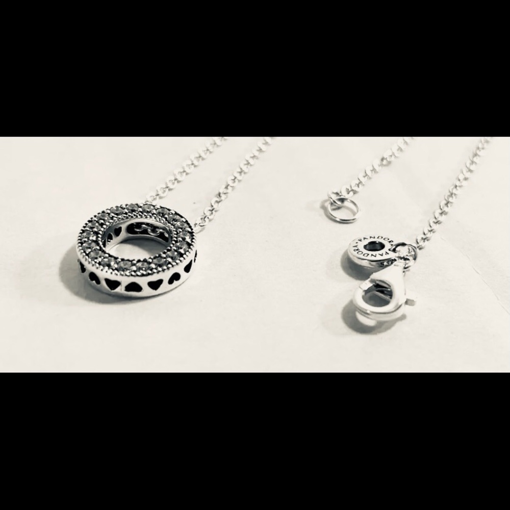 PANDORA Signature Sparkling Circle Necklace. NEW